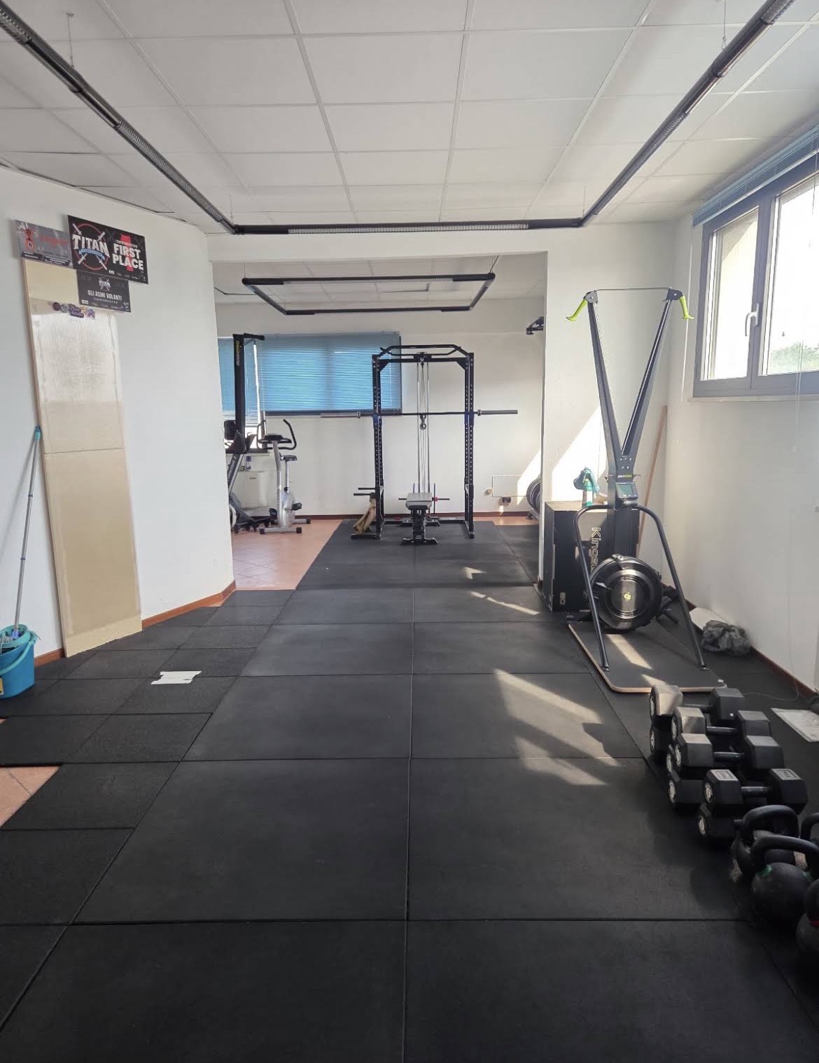 Vista completa della palestra riabilitativa con attrezzi e pesi